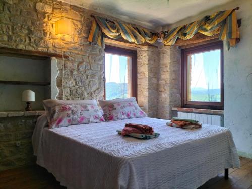ein Schlafzimmer mit einem Bett mit zwei Handtüchern darauf in der Unterkunft Old House in Penna San Giovanni