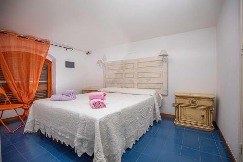 フォンテブランダにあるAffitti Brevi Toscana - Nel verde vicino al Mareのベッドルーム1室(ピンクの枕が付いたベッド2台付)