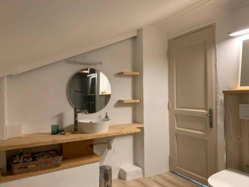 baño con lavabo y espejo en la encimera en Duplex 3 chambres Vue Mont-Blanc, en Domancy