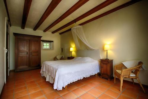 A bed or beds in a room at l'Ecurie - La Maïsou
