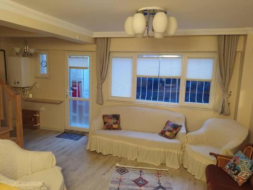 uma sala de estar com um sofá e duas janelas em İstanbulda merkezi konum, müstakil bina em Istambul