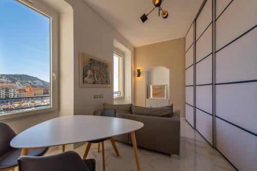 - un salon avec une table et un canapé dans l'établissement Sea view, vue sur la mer Port De Nice - Appartement de charme 2 P, à Nice