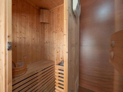 una sauna con paredes de madera y una silla de madera en Vila Plima, en Bečići