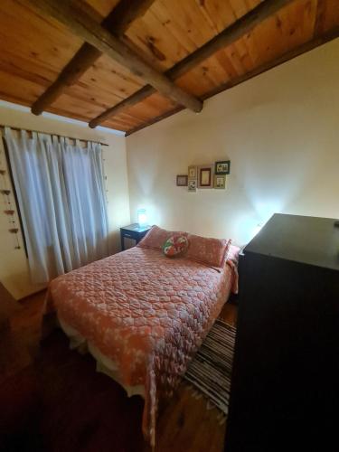 En eller flere senge i et værelse på Cabaña Alma 2