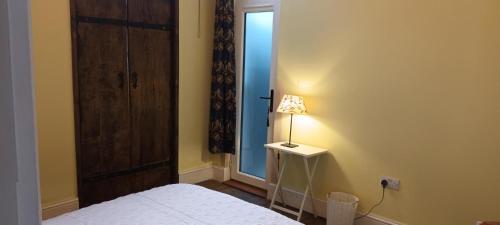 Un pat sau paturi într-o cameră la Room with luxury private bathroom, independent entrance, near Tube