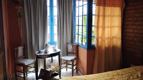 a room with a table and chairs and a window at Departamento Pura Luz con cochera opcional in Gobernador Benegas