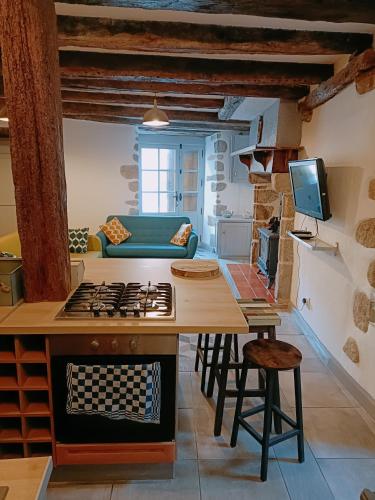 - une cuisine avec une cuisinière et une table dans une chambre dans l'établissement Chateau-une - a Beautiful historic medieval holiday rental., à Confolens
