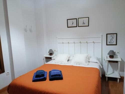 1 dormitorio con 1 cama con 2 toallas azules en Piso para 4 en en centro - Catedral, en Granada