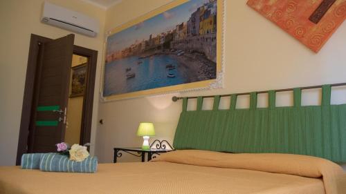 1 dormitorio con 1 cama con cabezal verde en B&B Via Spalti 52 en Trapani