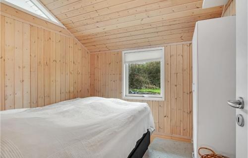 1 dormitorio con 1 cama en una habitación con ventana en 3 Bedroom Lovely Home In Fllenslev, en Føllenslev