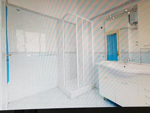 a white bathroom with a shower and a sink at Elegante e centralissimo appartamento in villa in Ischia
