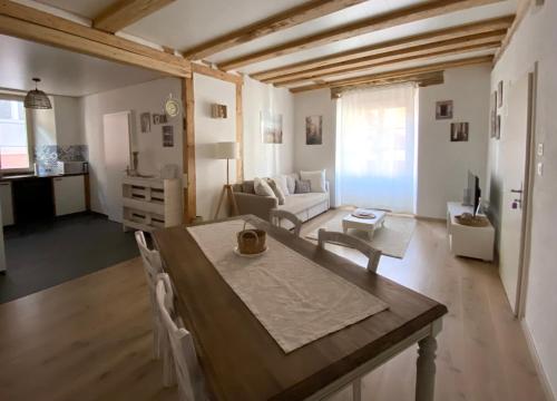 ein Wohnzimmer mit einem Tisch und einem Sofa in der Unterkunft Hostellerie des Princes-Evêques - Le Secret in Pruntrut