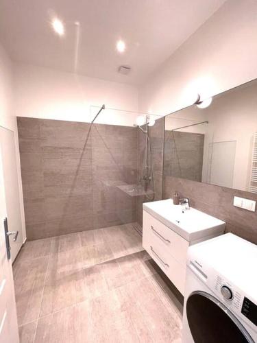 Brand New Spacious & Stylish Aptmt in City-Centre