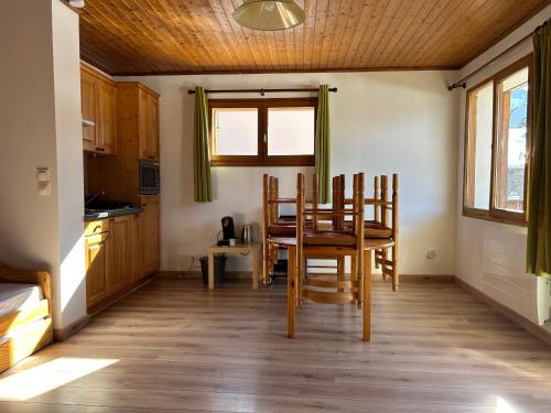 cocina con mesa y sillas en una habitación en Appartement EDELWEISS, en Châtel