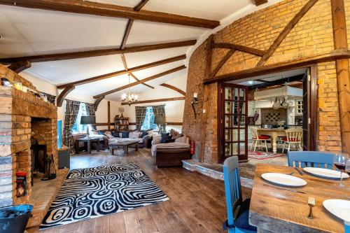 an open living room with a brick wall at The Windmill by TJ Serviced Property in Farcet