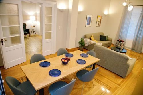Aroura Neoclassical Home 3BR 2BA
