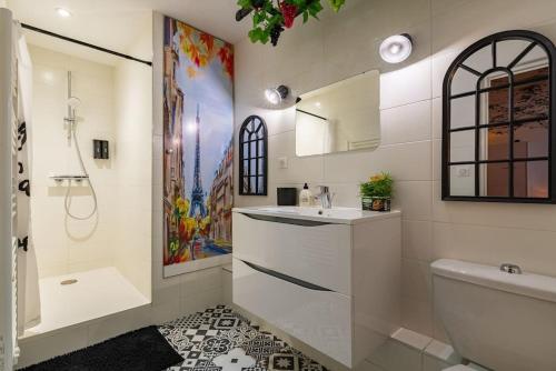 La salle de bains est pourvue d'un lavabo, de toilettes et d'une douche. dans l'établissement L'appart chez Remy, à Dijon