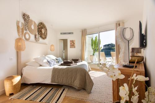 une chambre avec un lit et une grande fenêtre dans l'établissement HIBISCUS PENTHOUSE, à Cannes