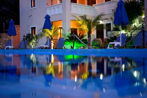 Der Swimmingpool an oder in der Nähe von Villa Gereoudis Apartments with Sea View & Pool