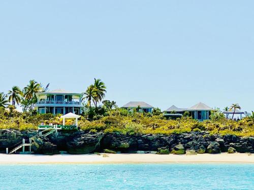 Sugar Beach Vill - Exuma's Luxurious Beachfront 6500 Sqft Estate. Pool,  boat, hot tub, & kayaks, The Ferry Settlement – Precios 2023 actualizados