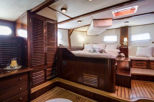 een kamer met een bed en een bureau in een boot bij Spacious 24Meters Long Yacht Lagaro / 5 Cabins in Ibiza-stad