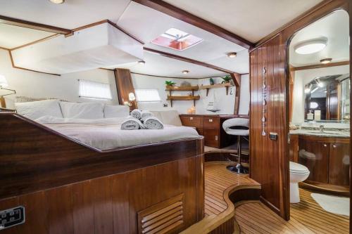 een slaapkamer met een bed en een badkamer op een boot bij Spacious 24Meters Long Yacht Lagaro / 5 Cabins in Ibiza-stad