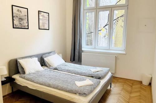 Posto letto in camera con finestra di City-Center-Apartment Hip Area, Big & New a Vienna