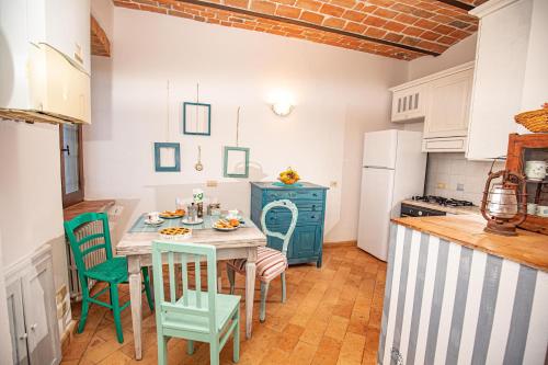 a kitchen with a table and chairs in a room at Affitti Brevi Toscana - Ospitalità in Campagna in Talamone