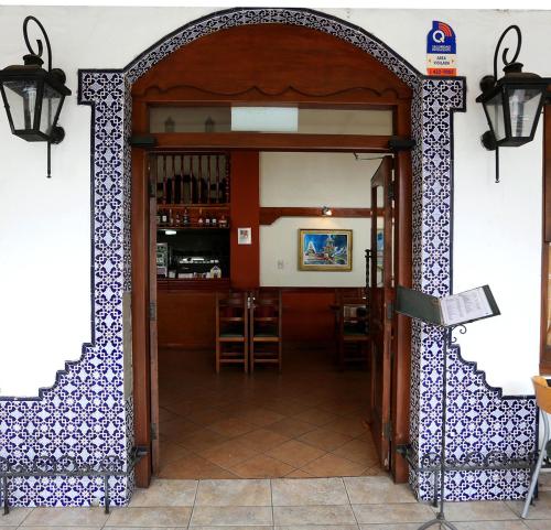 an open door to a bar in a restaurant at Hotel Regidor in Salta