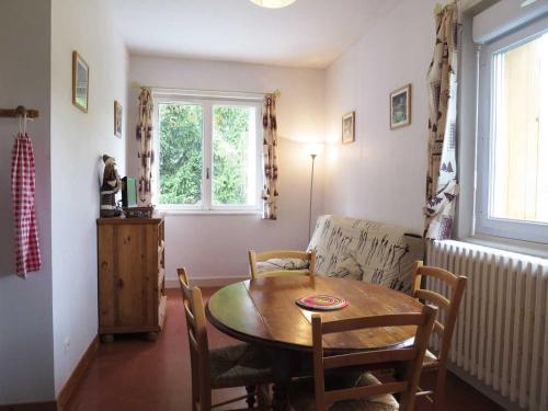 une salle à manger avec une table et des chaises et une fenêtre dans l'établissement Gîte GENTIANES - 4 personnes - 
