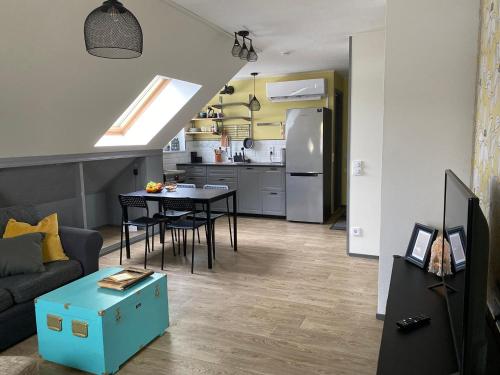 - un salon avec un canapé et une table dans l'établissement Penthouse in Kohila, à Kohila