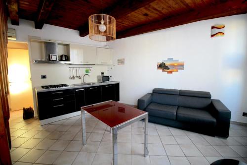 ein Wohnzimmer mit einem Sofa und einem Tisch in der Unterkunft Kia Orana Guesthouse in Livorno
