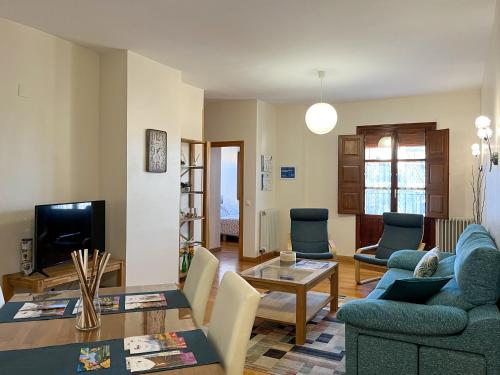 uma sala de estar com um sofá e uma mesa em Apartamento Palacio de Las Sevillanas em Haro