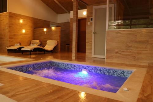 a swimming pool in the middle of a room at Lagoon Village B&B y SPA in Tarapoto