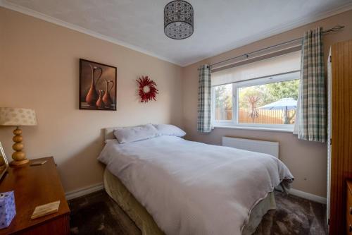 Una cama o camas en una habitación de 3 Bed Renovated Bungalow - 3 car or RV pkg - Garden