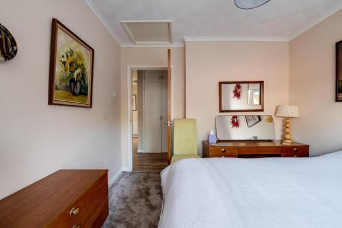 Llit o llits en una habitació de 3 Bed Renovated Bungalow - 3 car or RV pkg - Garden