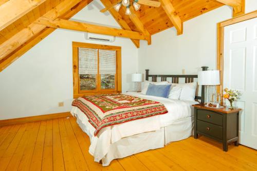 Katil atau katil-katil dalam bilik di Lovill House Inn
