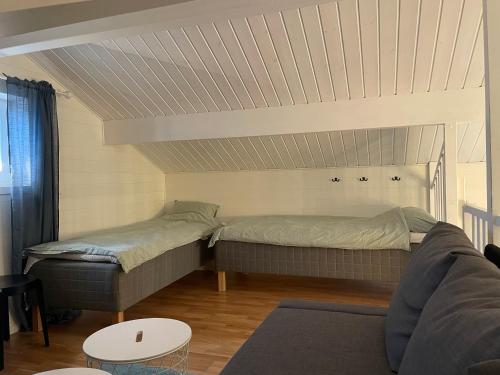 sala de estar con 2 camas y sofá en Stuga i Vemdalen en Vemdalen