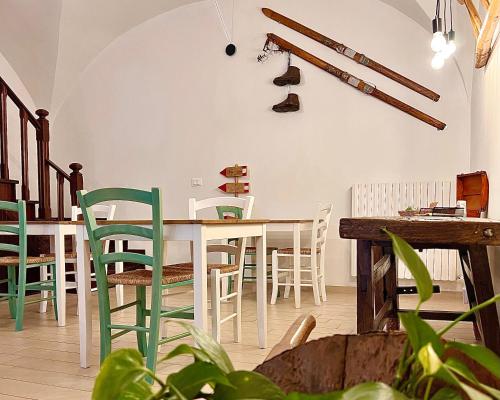 una sala da pranzo con tavolo e sedie di Il Bivacco del Duomo a L'Aquila