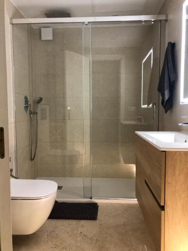 Et badeværelse på La Rada beach Estepona centro