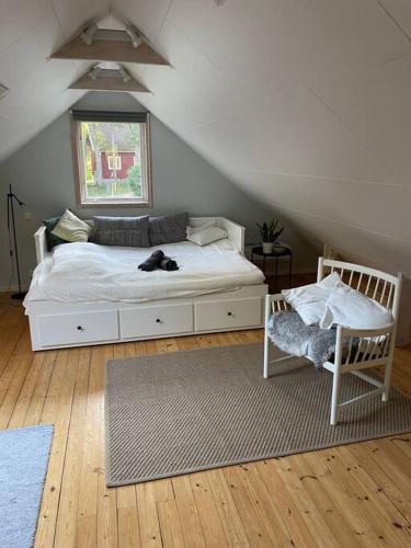 Tempat tidur dalam kamar di Lantligt läge nära Göteborg och flygplatsen