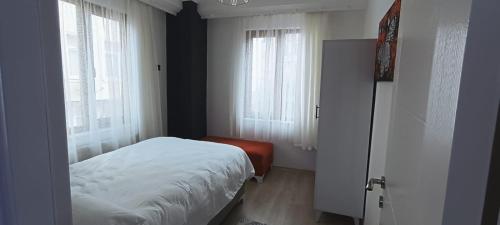 Tempat tidur dalam kamar di Квартира Находится В центре/Beşiktaş Merkez.