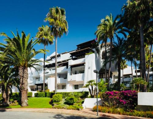 PUENTE ROMANO LUXURY PENTHOUSE, Beachside & Sea Views