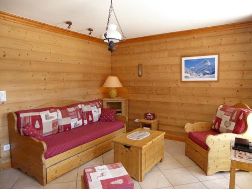 プラローニャン・ラ・ヴァノワーズにあるAppartement Pralognan-la-Vanoise, 3 pièces, 6 personnes - FR-1-464-67のリビングルーム(ソファ2台、テーブル付)