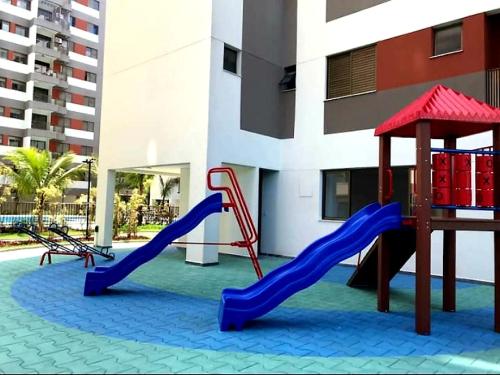 un parque infantil con tobogán en Apartamento clube próximo à praia, en Caraguatatuba