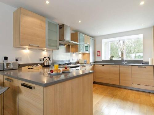 Foto sihtkohas Somerford Keynes asuva majutusasutuse Cotswolds Lake side home with luxury spa Swallows Nest,Lower Mill Estate, Lakeside home and spa with a Harry Potter cupboard under the stairs galeriist