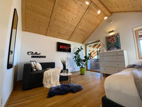 Habitación con cama, sofá y tocador en Swiss Alps View Apartment - contactless self check-in, en Thun