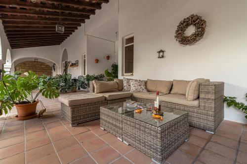 a living room with a couch and a table at Entre Bodegas Jerez in Jerez de la Frontera
