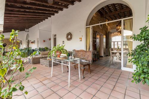 een woonkamer met een tafel en stoelen bij Entre Bodegas Jerez in Jerez de la Frontera