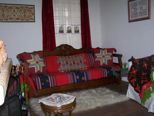 Kastorio-Villy's Guest House في Kastórion: غرفة معيشة مع أريكة وطاولة
